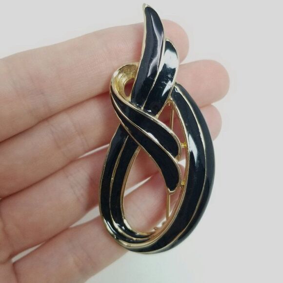 Vintage 80s Style Black Enamel Knot Ribbon Shape Brooch, Gold Tone Setting - Picture 1 of 6